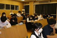 ③真剣に聞く１年生